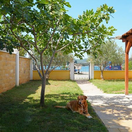 Holiday Home - Beach House 'Amarella' Turanj Bagian luar foto